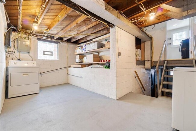 Building Photo - 494 Serpentine Dr