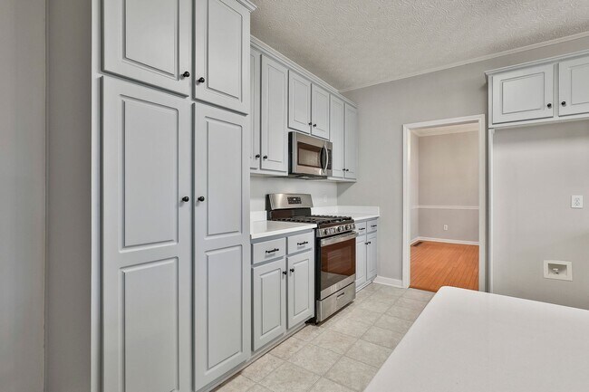 Building Photo - 4 Bed 2.5 bath in Fayette close to Everything!