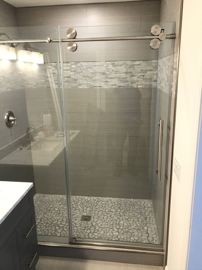 Walk-in Shower - 615 Crab Orchard Blvd