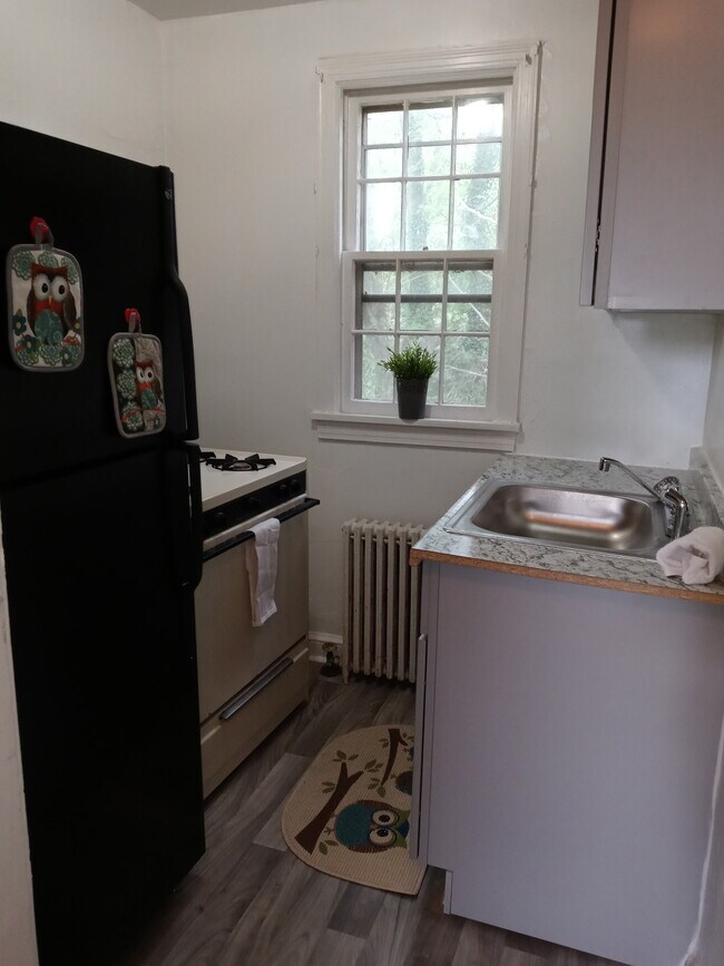 Building Photo - 715 Main St