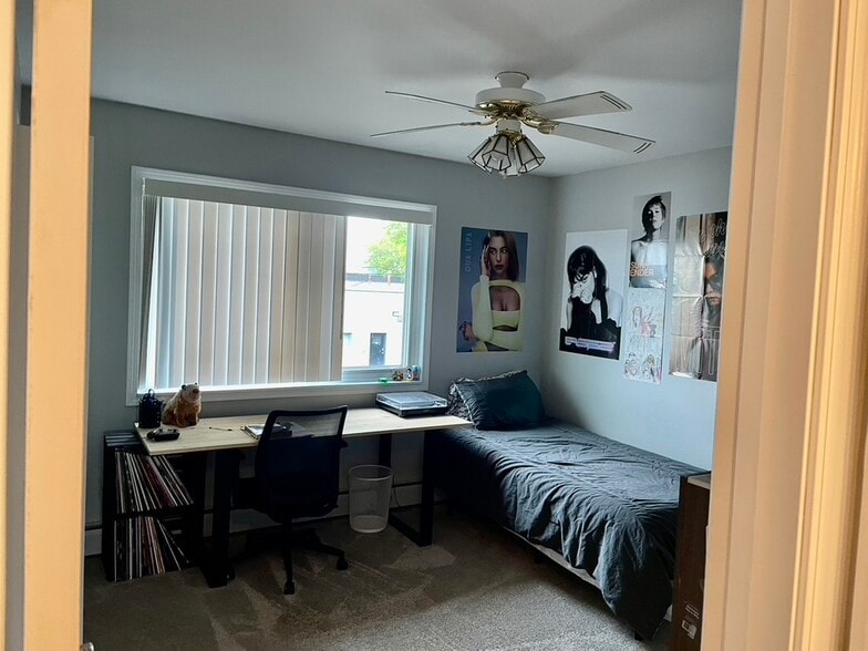 Bedroom 1/1 - 4915 Briarwood Ave