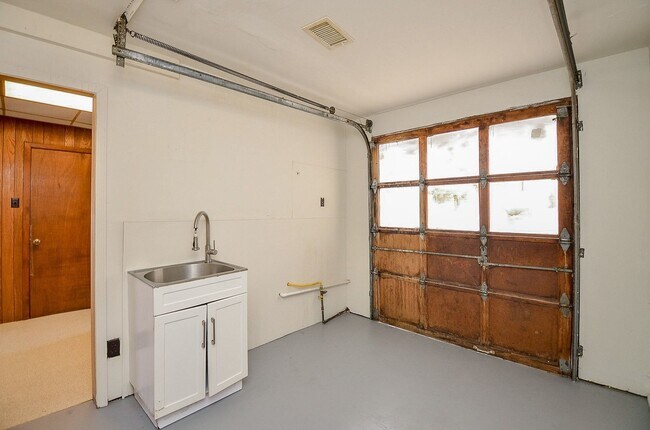 Building Photo - 9215 Sharpcrest St