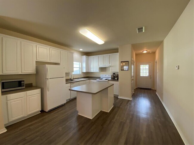 Building Photo - 10011 Sugarvine Ln