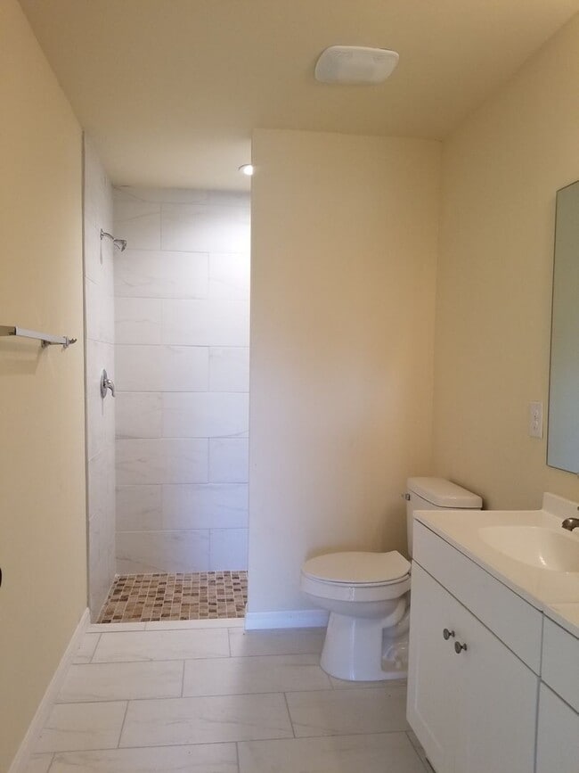 Building Photo - 3 Bedroom 2 Bath 1 Car Garage Waterfront D...