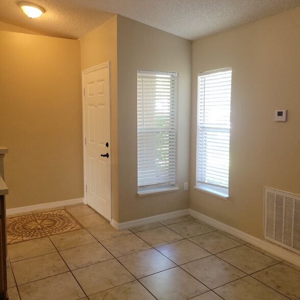 Building Photo - 935 Vanderbilt Dr