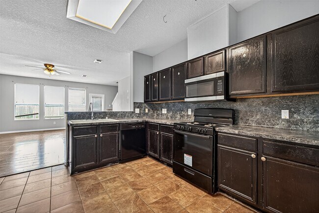 Building Photo - 15430 Elm Leaf Pl
