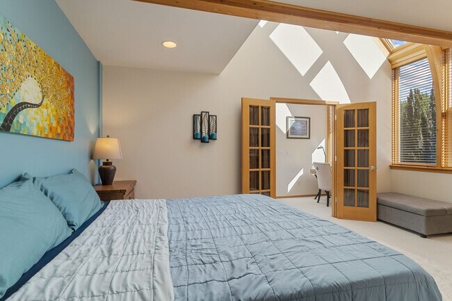 Building Photo - Luxurious Fully Furnished 3-Bedroom, 4-Bat...