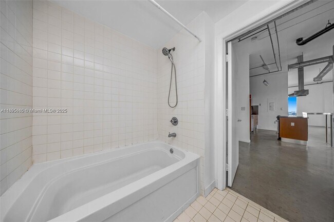 Building Photo - 10 SW South River Dr