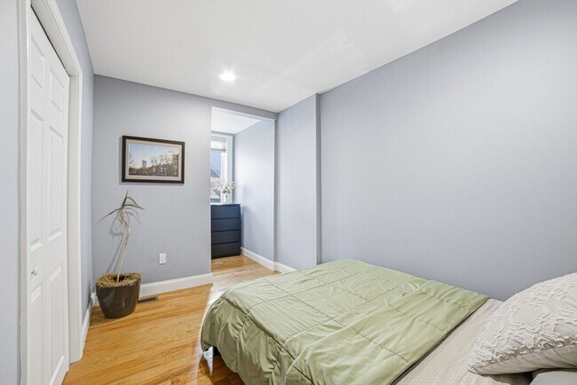 Building Photo - 659 Moody St