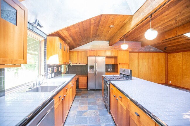 Building Photo - Mid Century 3 Bedroom Home Available Now i...