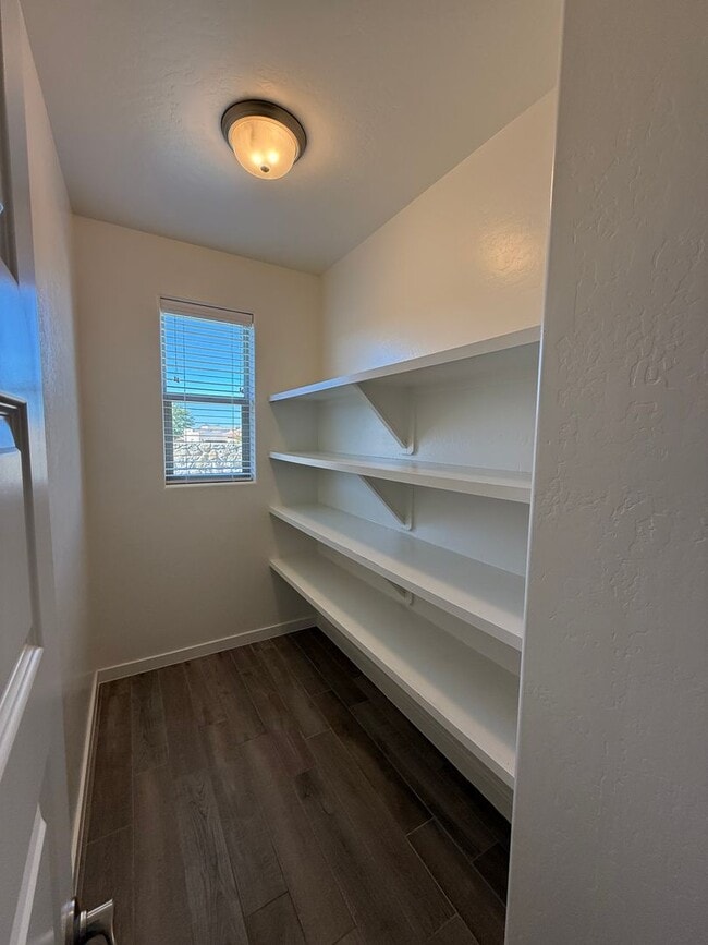 Building Photo - Modern 3 Bed, 2 Bath Home