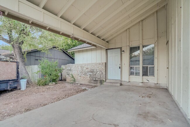 Building Photo - 10310 Little Pebble Dr