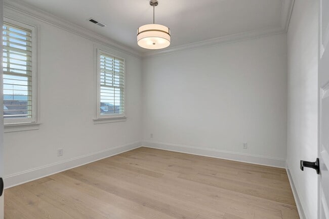 Building Photo - Luxurious Low-Maintenance Living in Westha...