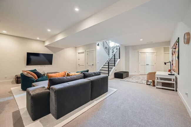 Building Photo - Refined Boulder Living - Furnished 5BDR Gem