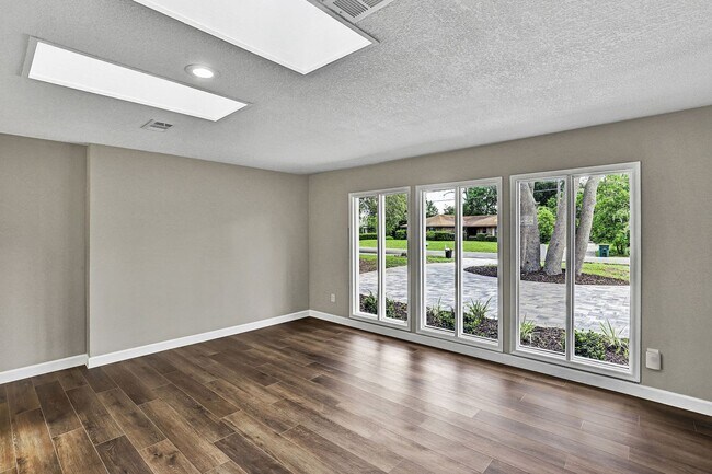 Building Photo - Renovated 3 bedroom/ 2 bathroom home in Mandarin