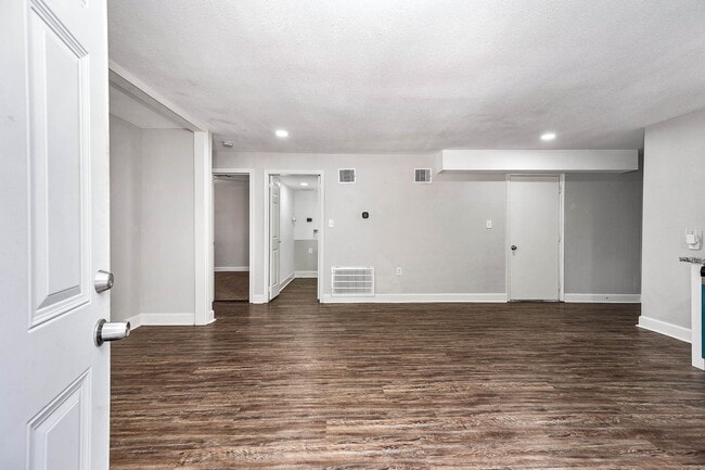 Building Photo - 611 N Pruett St