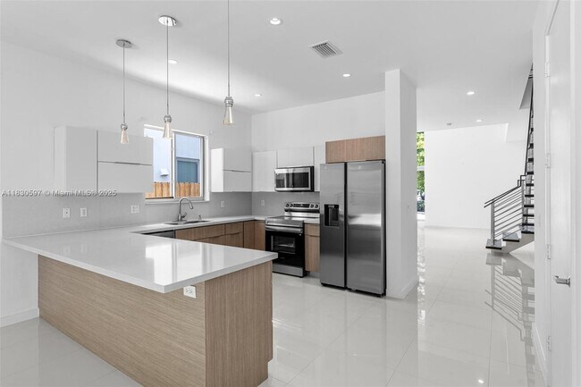 Building Photo - 3563 SW 1st Ave