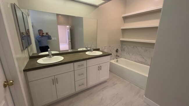 Building Photo - 7118 Rhone Dr