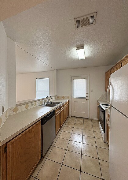Building Photo - 931 Rosewood Dr