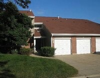 Building Photo - 995 Pine Tree Circle North