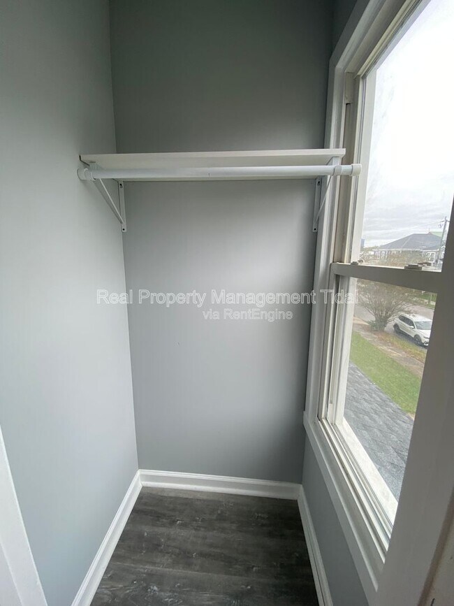 Building Photo - 22 Riverview Ave