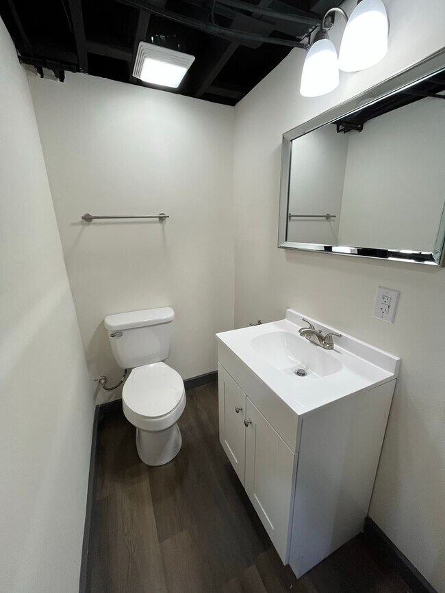Building Photo - Updated 2 Bedroom, 1 1/2 Bath Home With Fe...
