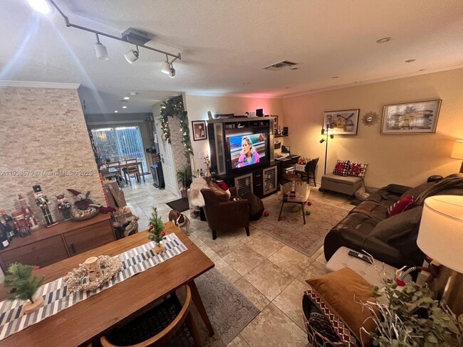 Building Photo - 2098 NE 167th St