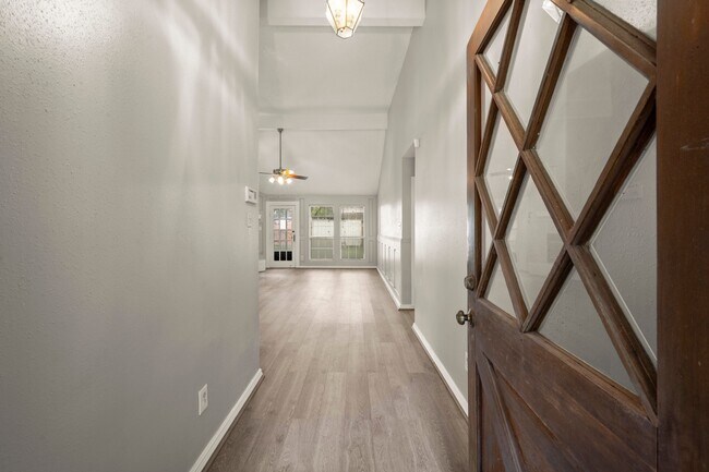 Building Photo - 302 Foxtail Ct