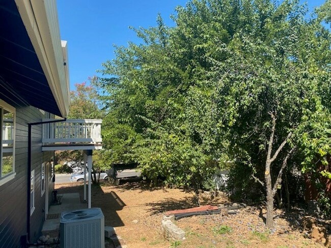 Building Photo - Roomy 3 Bedroom 2 Bathroom Home Walk to Do...