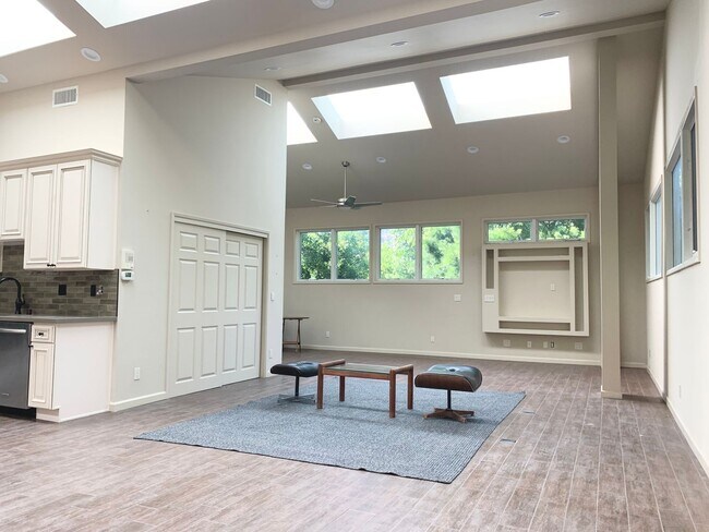 Building Photo - Home-Sweet-Home Vibe in Harper Ave!