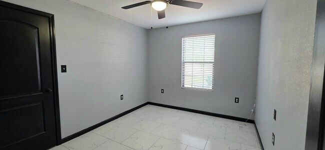 Building Photo - 600 Zeneta Ave