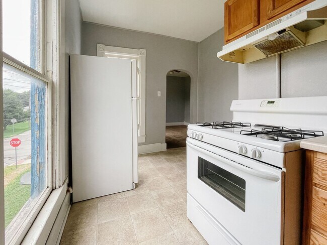 Building Photo - Near Local Shops and Restaurants