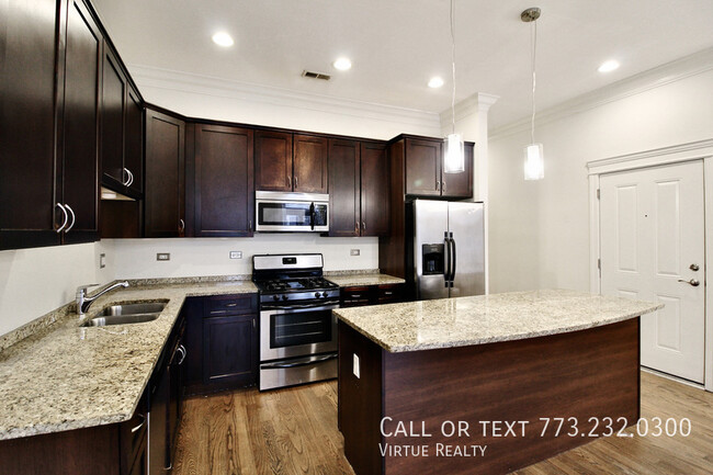 Building Photo - Fulton Market Condo-Quality 3 bedroom 2 ba...