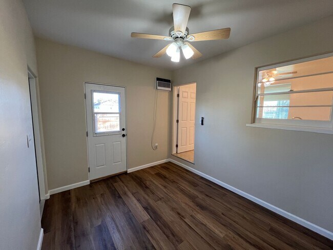 Building Photo - Updated 2-bedroom cottage in La Loma neighborhood!