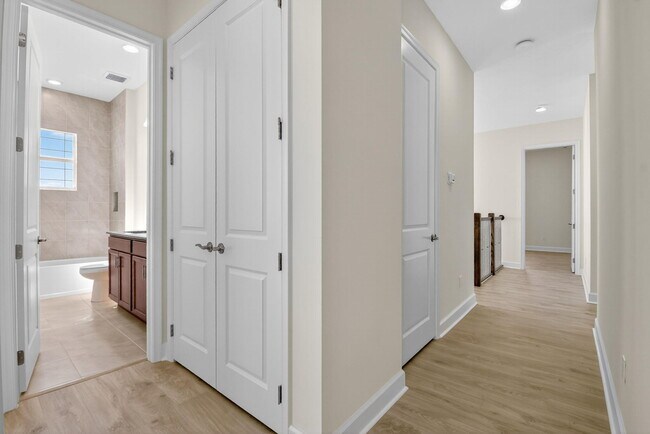 Building Photo - 15120 Wildwood Cir