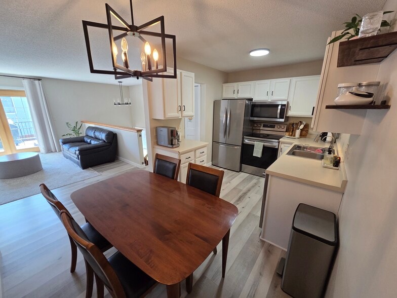 Building Photo - 301 Appleblossom Ln