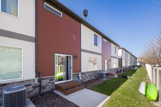 Building Photo - 3 Bedroom Townhome  in Pleasant Grove for Rent!