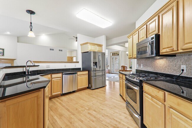 Building Photo - 9621 Shadow Wood Dr