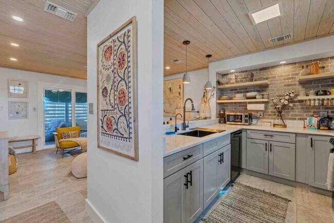 Building Photo - 317 Bream Ave