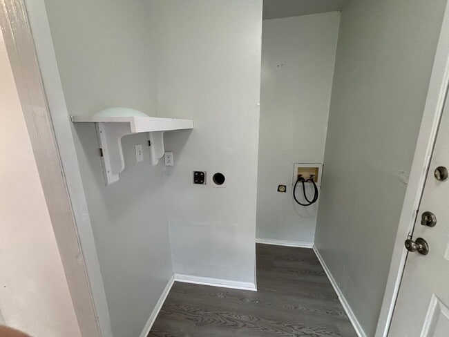 Building Photo - PRELEASING FOR MID AUGUST! Cozy 3/2 in the Heart of South Austin!