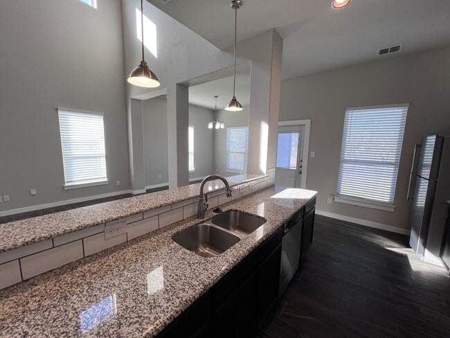 Building Photo - Beautiful Townhouse in New Braunfels!