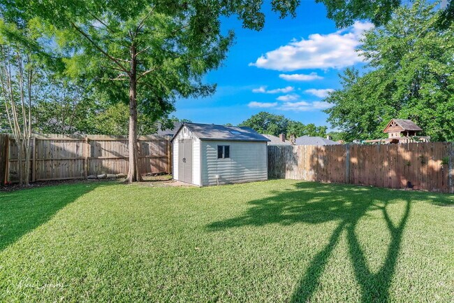 Building Photo - "Elegant 4-Bedroom Home in Bossier City with Granite Countertops & Cozy Fireplace!"