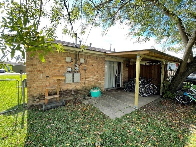 Building Photo - 1521 Hillside Dr