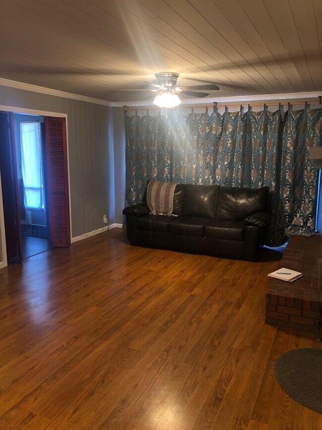 Building Photo - Nice 4 Bed 2.5 Bath House! Available August 2026!