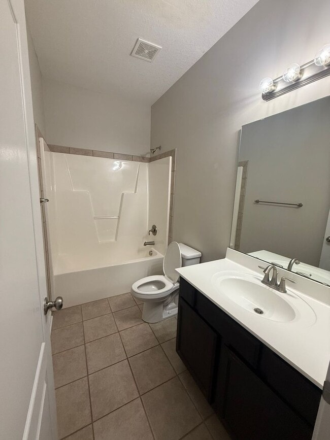 Building Photo - 5 bedroom, 4 bath House