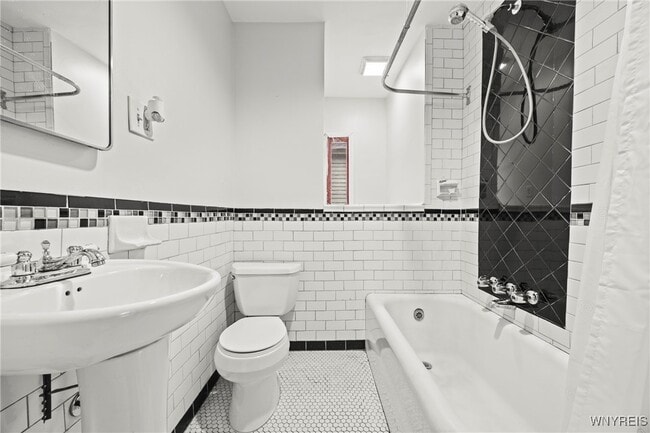 Building Photo - 411 Breckenridge St