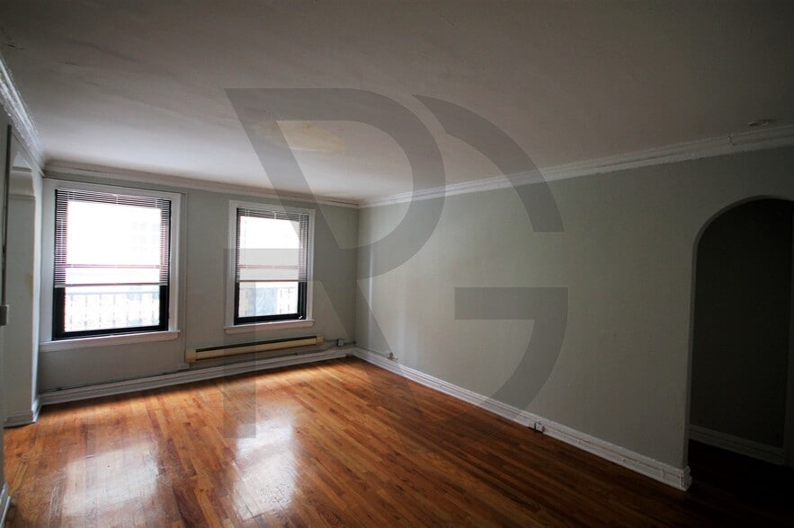 Building Photo - 429 W Roscoe St