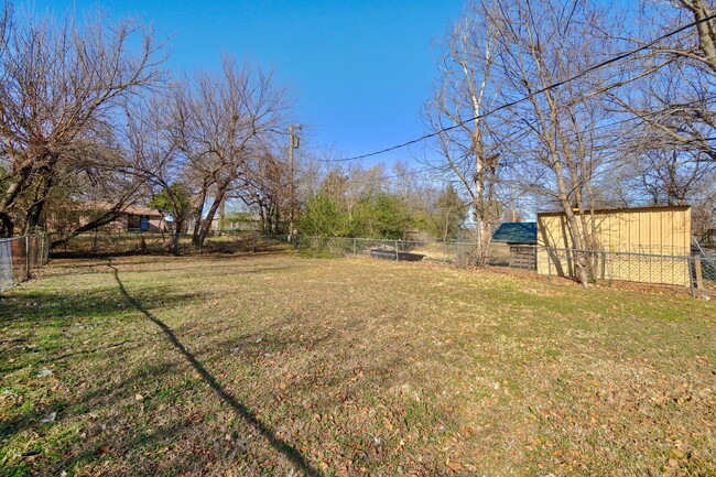 Building Photo - Charming 2-Bedroom Home with Fenced Backya...