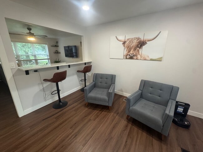 Building Photo - 303 E Broadmoor St