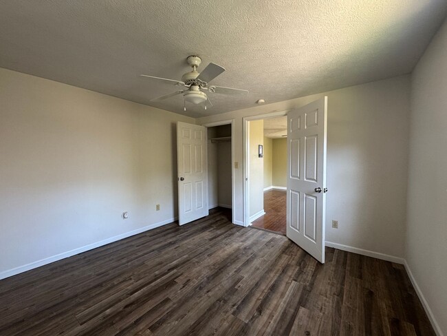 Building Photo - Cozy 2 Bedroom 1 Bathroom Home Nestled in ...